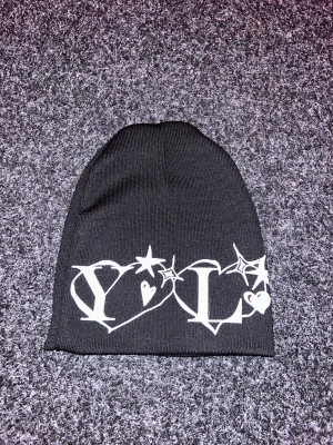 Yung lean beanie mössa - En Yung Lean beanie/ mössa inköpt efter Stardust releasen. Aldrig använd, helt ny.