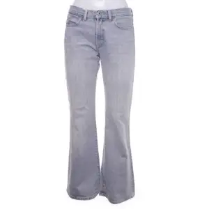 fina blå/grå lågmidjade utsvängda jeans!! säljer för att de är förstora på mig (köpta på sellpy) pris kan diskuteras💕