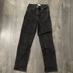 Svarta stentvättade jeans från NA-KD. Inte mycket använda. Jag är 170 och jeansen slutat vid ankeln ungefär.