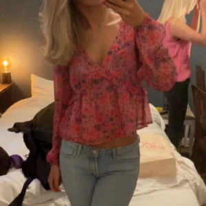 Blus - (Lånad bild) En jätte söt blus som tyvär inte kommer till användning längre💞 Använd Max 3 gånger, så den är som ny!