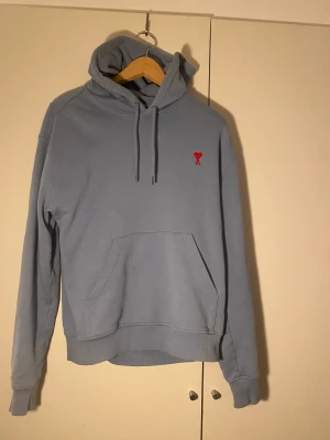 Ami Paris Hoodie  - Säljer denna Fräscha Ami Paris Hoodien eftersom den inte passar! Den är i väldigt fint skick! Postas bara! Betalningar sker via Swish!