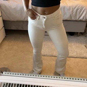 Jeans - Fina bootcut jeans från Only, bra skick, knappt använda, inga defekter☺️