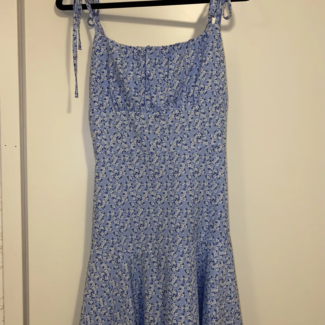 Blå blommig klänning - 90