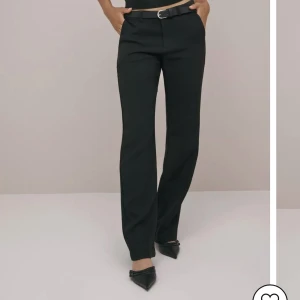 Lågmidjade Kostymbyxor - Kostmbyxor från Nelly, använda men i  bra skick. Skriv för fler bilder eller frågor💖