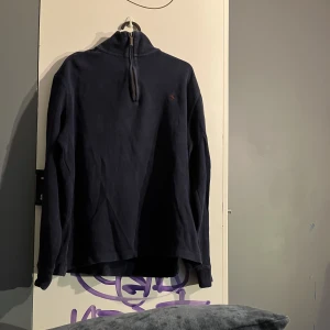 Polo ralph lauren half zip mörkblå - Hej! Säljer denna hoodie för jag växt ut den.  Hoodien har inga hål eller trasigt på något vis. Skick 8/10.  Hoodien funkar för folk som är 173-183 ungefär.Ställ gärna några frågor om du har