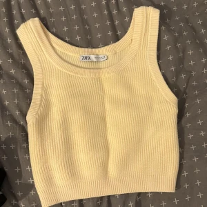 Stickat linne/väst - Super gulligt stickat linne, som man också kan använda som väst från Zara.😇