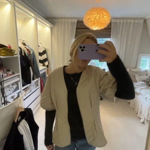 Kortärmad jacka - Säljer super najs kortärmad quiltad jacka som ej säljs längre!!