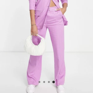 Linnebyxa - Linnebyxa, jättebekvöma. Raka ben, liiiiite mindre i storleken.  Jag är 170 och har storlek 40  Endast uppackade en gång, aldrig använda. Köpta för 369kr säljer för 300kr