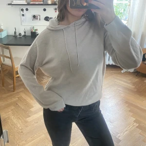 Otrolig cashmeretröja🫶🤍 - Helt fantastisk Cashmerehoddie från H&M!🫶🤍 sååå otroligt mjuk och skön!! Perfekt till hösten passar till aaaalllt😍 köpt för drygt ett år för 1200kr sedan och endast använd 2 gånger!!💕💕