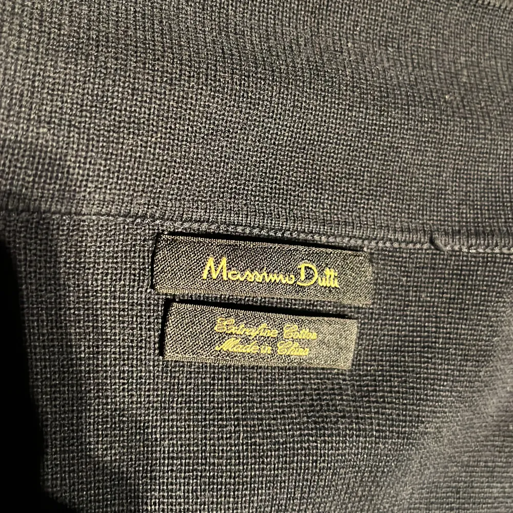 Säljer denna feta  Massimo dutti tröja i storlek L. Den  har tyvärr krympt så passar runt s/m nu. Säljer den för endast 299kr ! Modellen är 180cm lång!. Tröjor & Koftor.