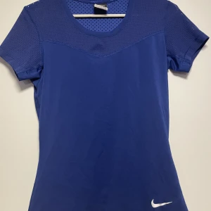 Nike tränings T-shirt  - En blå träningströja