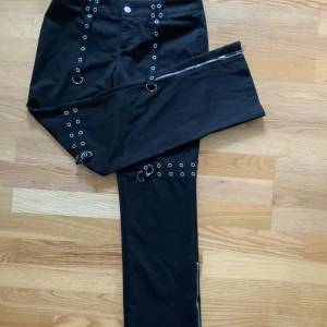 Punkiga YK2 byxor - Aldrig använda pga för små, hyfsad låg i midjan, utsvängda vid benen med fungerande dragkedja med tyg bakom (obs! Alla kläder tvättas och rullas av på hår innan)