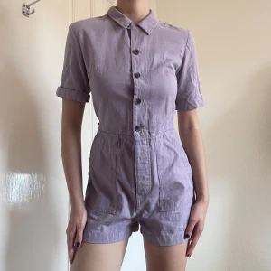 Byxdress från & Other Stories - Söt, kort, lila byxdress från & Other Stories i storlek 36. 💜 (glömde kavla upp ena ärmen 🫣)