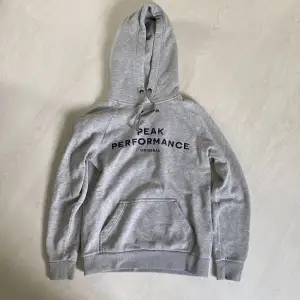 Säljer även denna fina gråa Peak Performance hoodie i storlek S.  Det är precis samma modell som den mörkblåa!!🩶🩶