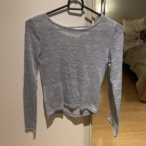Lätt genomskinlig tröja - Tröja från H&M, storlek XS. Lite genomskinlig, superfin rygg.