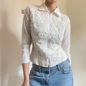 detaljerad blus - Jättefin vit blus med mesh detaljer, textur och dragkedja av designern Anne Fontaine 💗 Storlek S