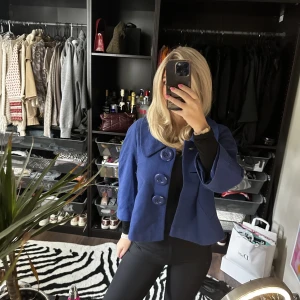 Jacka - Kort kappa med trekvarsärmar, köpt second hand, fint skick! Passar XS-M