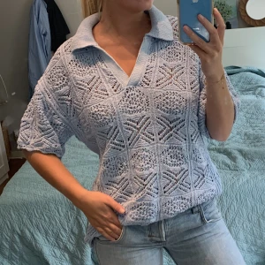 Virkad tröja  - Gullig virkad tröja i superfin ljusblå färg. Från mango. Storlek S med oversized fit.