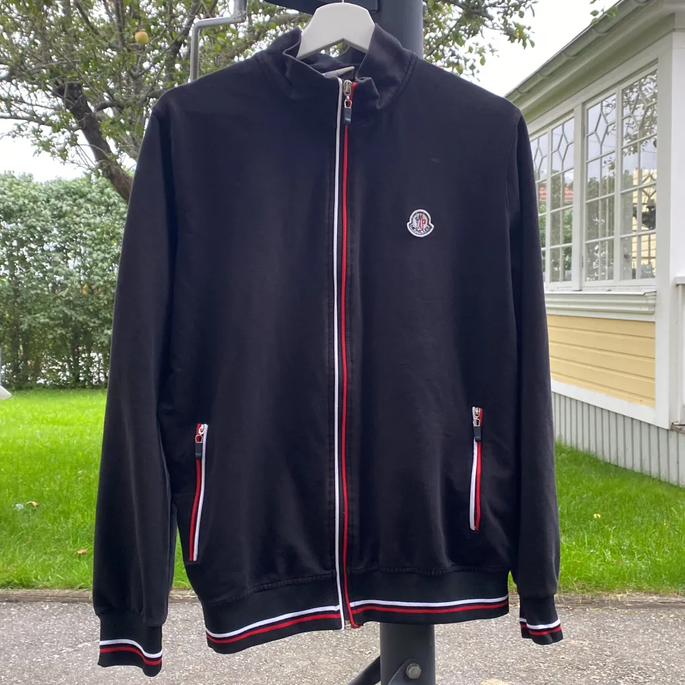 Moncler zip.   bra skick! säljer eftersom den är för liten för mig. Tröjor & Koftor.