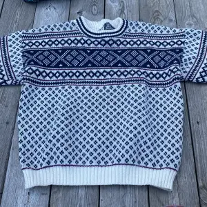 Cute patterned sweatshirt, used around 5 times and warm