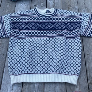 Cute sweater - Cute patterned sweatshirt, used around 5 times and warm
