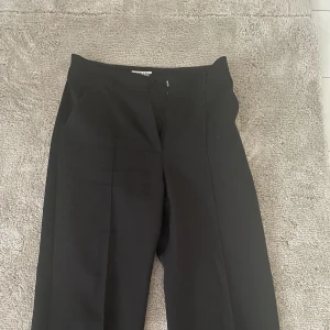 Kostymbyxor  - Svarta kostymbyxor från madlady som är högmidjade. 