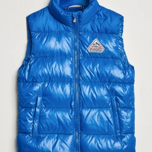 Pyrenex väst - Fet Pyrenex väst i storlek xl (sitter som L) riktigt snygg ljusblå färg. Nyskick på västen. Bara o höra av er vid frågor. Nypris 4000kr