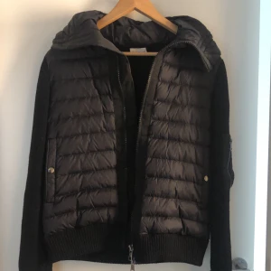 Moncler Cardigan - Säljer min riktigt snygga Moncler cardigan. Den är använd några gånger men är i väldigt bra skick. Perfekt nu till höst/vinter. Skriv om ni har några frågor🤙