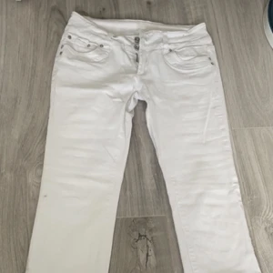 Vita jeans  - Väldigt bra skick storlek s-m. Har tyvärr inga mått men passar mig som är 171 