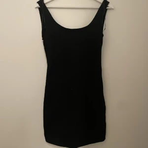 Svart denimklänning - Zara - Använd en gång. Stretchigt denim material.