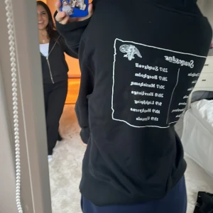 MARES TOUR HOODIE 2022 LIMITED EDITION!  - Säljer denna mares hoodien som endast säljs på konserterna i deras turné! Knappt använd peruker skick 