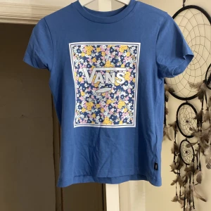 Vans T-shirt  - Fin T-shirt men aldrig blivit använd passar xs-s 