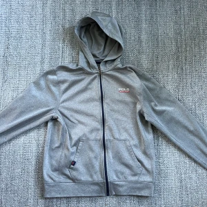Ralph lauren tröja  - Tja Säljer en stilren Ralph lauren zip hoodie i ett väldigt bra skick,8/10. Passar dig som har S/Xs. Kom privat för fler bilder eller frågor. MVH Simon 