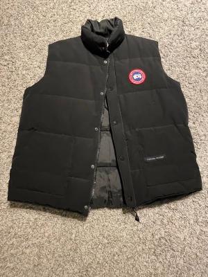 Canda goose väst  - Snygg canda goose väst, skick 8/10, gammal model, tar emot byten. Vid snabb affär bättre pris