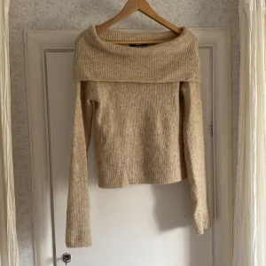 Off-shoulder tröja - Off-shoulder stickad tröja från Bikbok storlek M, mohair blend🤍 OBS ljusare i verkligheten❌  Tryck gärna på köp nu🤍