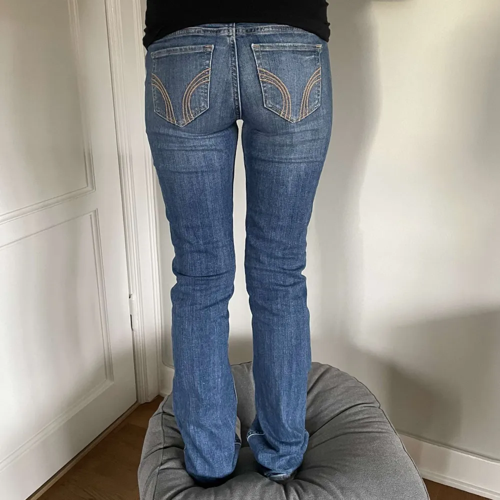 Lågmidjade bootcut jeans ifrån Hollister! Köpta second hand men knappt använda. Midjemåttet är 39 cm tvärs över! 350+ frakt/ möts upp. Jeans & Byxor.