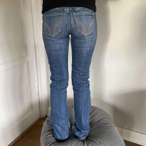 Lågmidjade bootcut jeans ifrån Hollister! Köpta second hand men knappt använda. Midjemåttet är 39 cm tvärs över! 350+ frakt/ möts upp