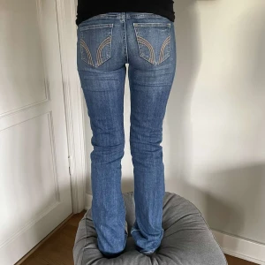 Low waist bootcut jeans - Lågmidjade bootcut jeans ifrån Hollister! Köpta second hand men knappt använda. Midjemåttet är 39 cm tvärs över! 350+ frakt/ möts upp