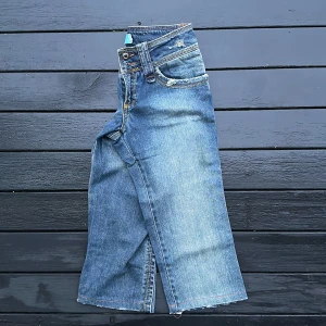 Low waist  - Croppade low waist jeans får just på eller under knäna ⭐️100% bomull inge stretch