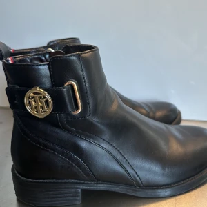 Tommy Hilfiger boots - Tommy hilfiger boots använda fotar gånger som nya. Skorna är super bekväma i storlek 38🌸