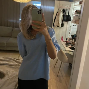 Ljusblå tröja från Vero Moda - Ljusblå stickad tröja med trekvartslånga ärmar. Lite noppig. 