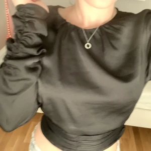 blus - jättesnygg blus med fina detaljer från gina tricot! sömmen har gått upp på ett ställe (bild kan skickas om önskas) men kan lösas med nål o tråd💕