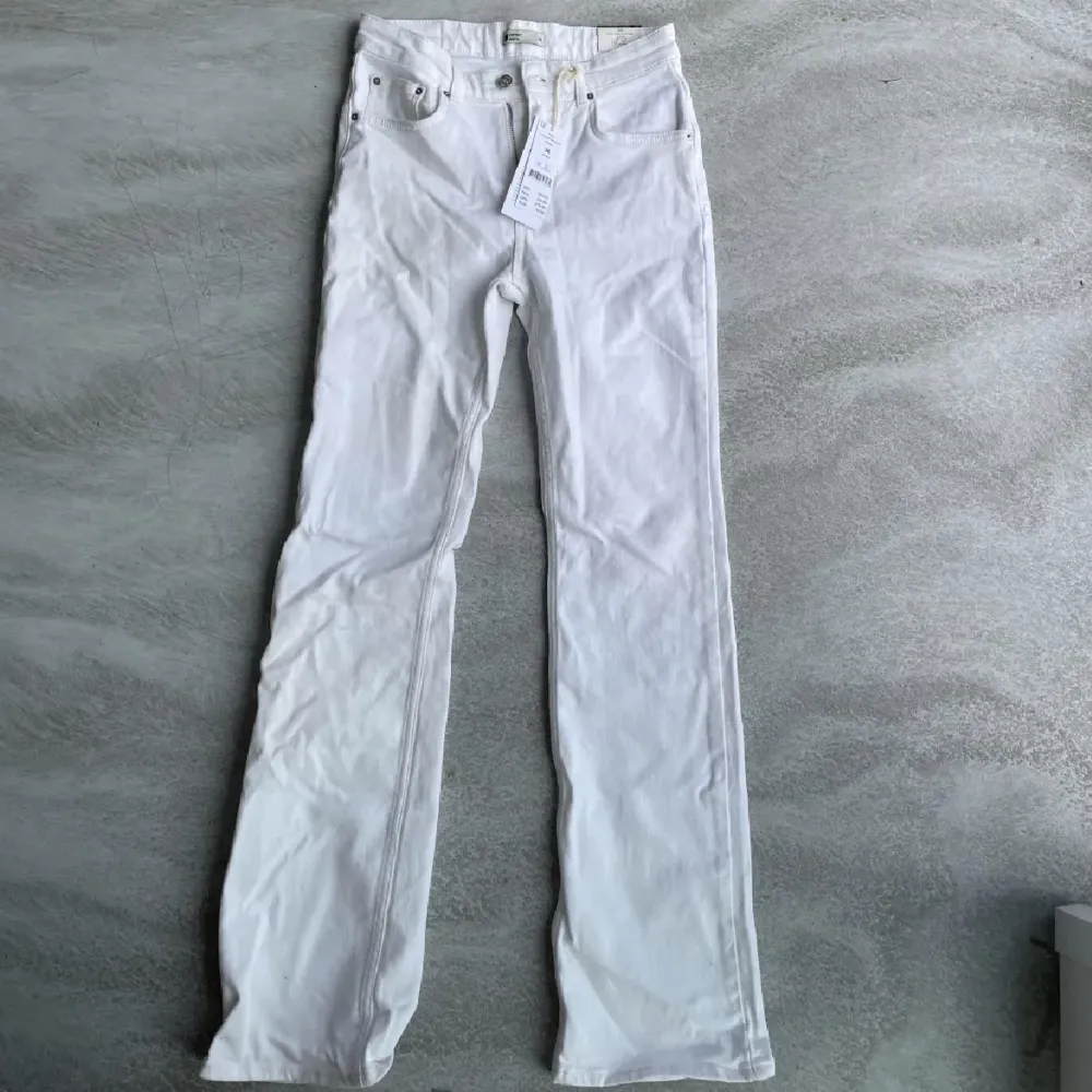 Vita bootcut jeans från Gina Tricot. Lapp kvar, endast testade. Mid waist.. Jeans & Byxor.