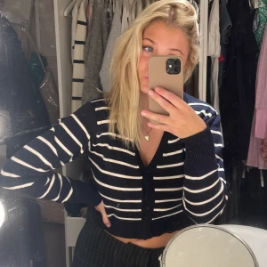 Zara topp - Stickad topp från zara i storlek S. Den är marinblå 