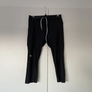 Träningstights - Lite kortare träningsbyxor där jag sydde in ett band så dom sitter bättre. Finns även en ficka på sidan! Knappt använda 