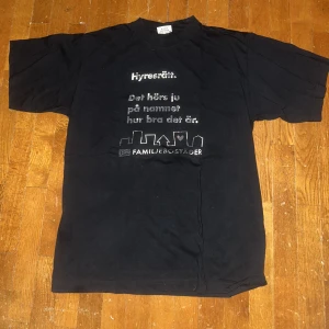 Vintage tshirt  - Vintage tshirt med cracked tryck. Handlar om hyresrätt fett soft ju. Size m 