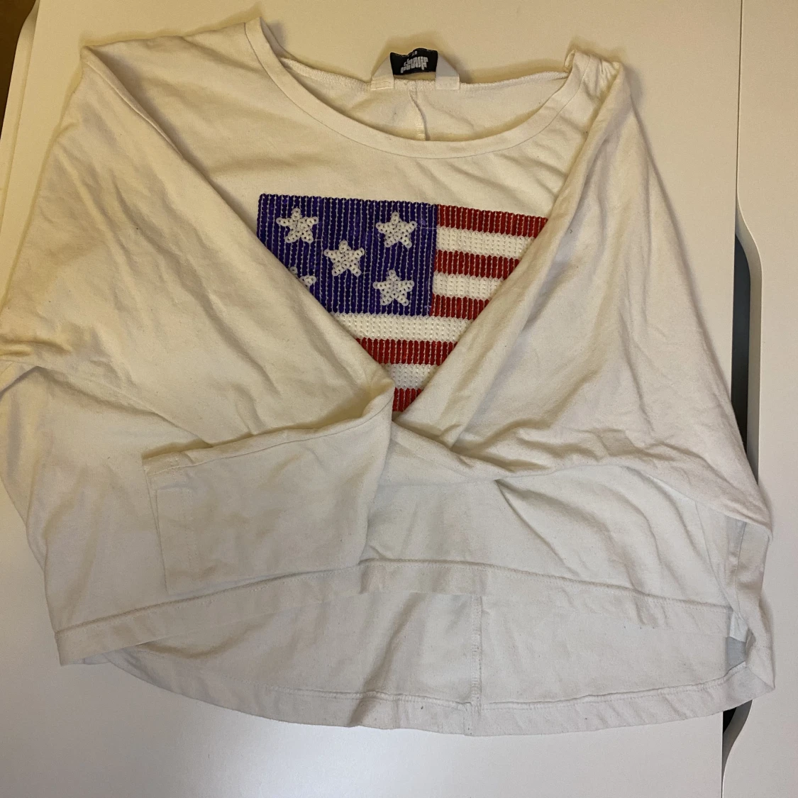 Vit långärmad tunn tröja den en flagga på  - 90