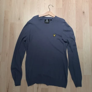 Lyle and Scott 100 % merino wool tröja - Ny pris 1200 kr, 100 % merino wool. Inget tecken på slit, skick 10/10. Storlek Xs.