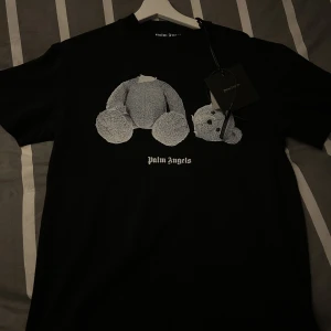 Palm angels t-shorts  - Säljer nu min Palm Angels T-shirt. Aldrig använd och tagen sitter fortfarande på. Nypris är 525$ på palm angels hemsida. Storleken är XS men sitter som S.