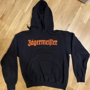 Jägermaister hoodie - Säljer ena av mina favorit hoodie, den har tyvörr bliviti för lite för mig och ligger bara i byrån, synd, Köpt för 550kr
